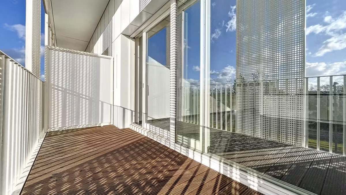 Lichtrijke studio nabij NAVO met terras