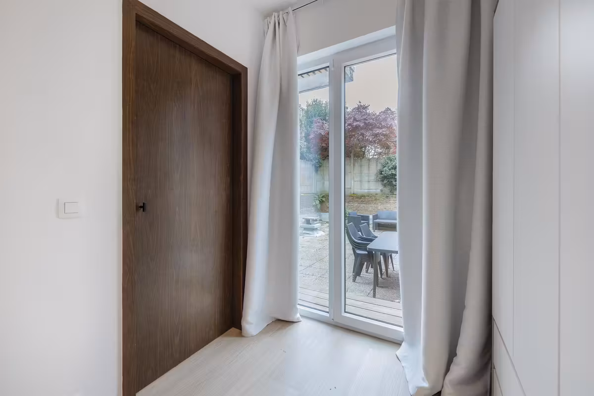 Renovated furnished 1-bedroom apartment with terrace - 11