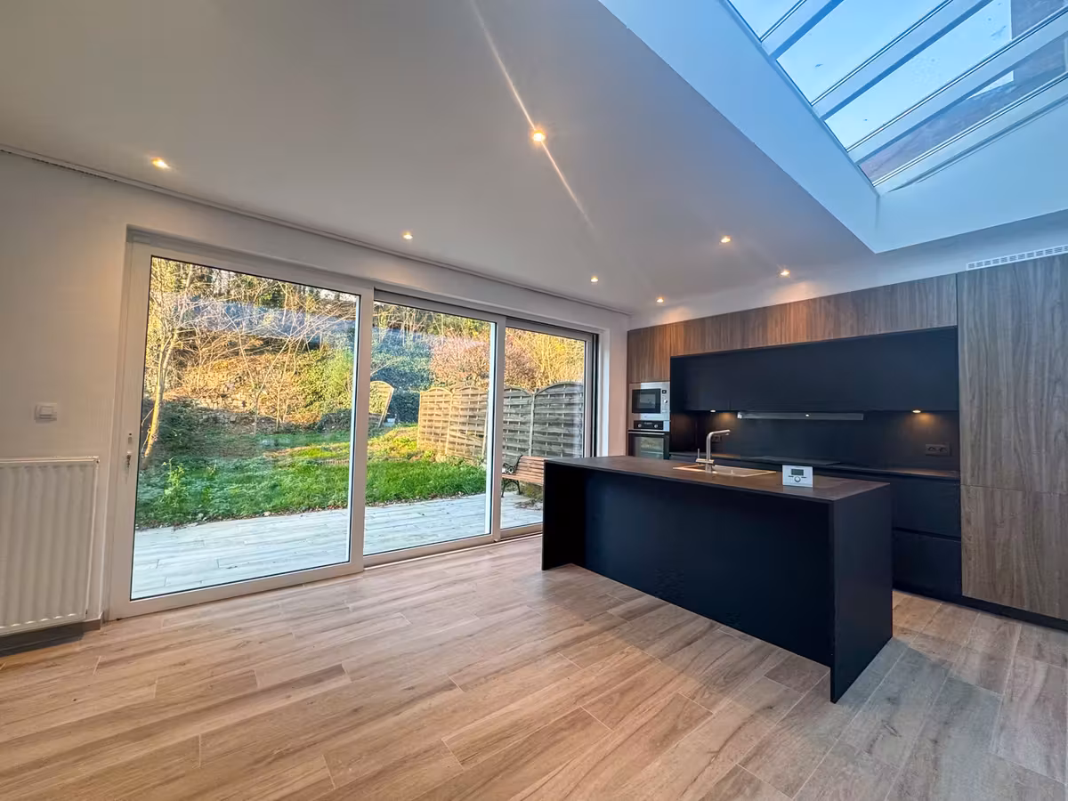 Gerenoveerde woning met 4 slaapkamers, tuin, garage & parking - 3