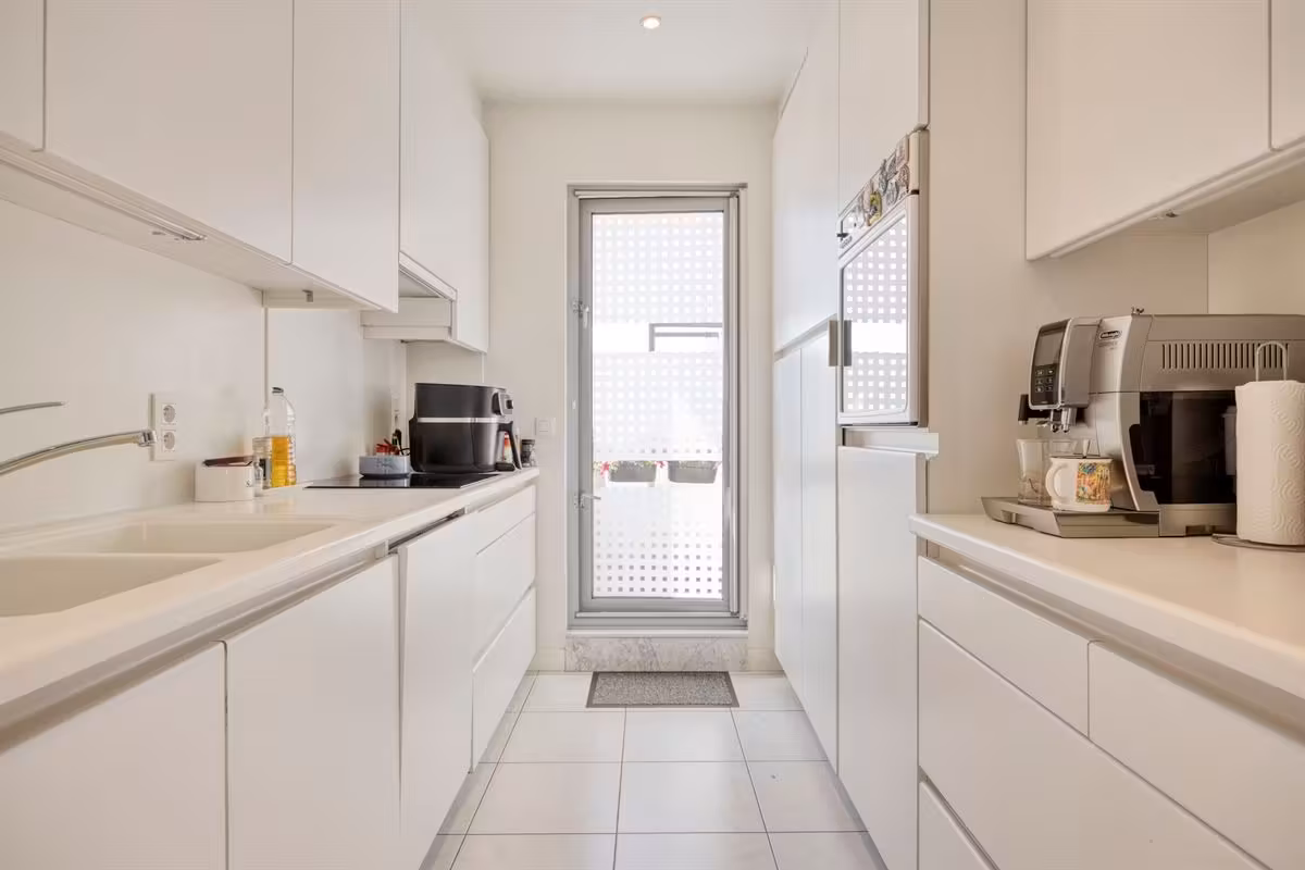 Bright apartment in a prime location on Jan Van Rijswijcklaan - 9