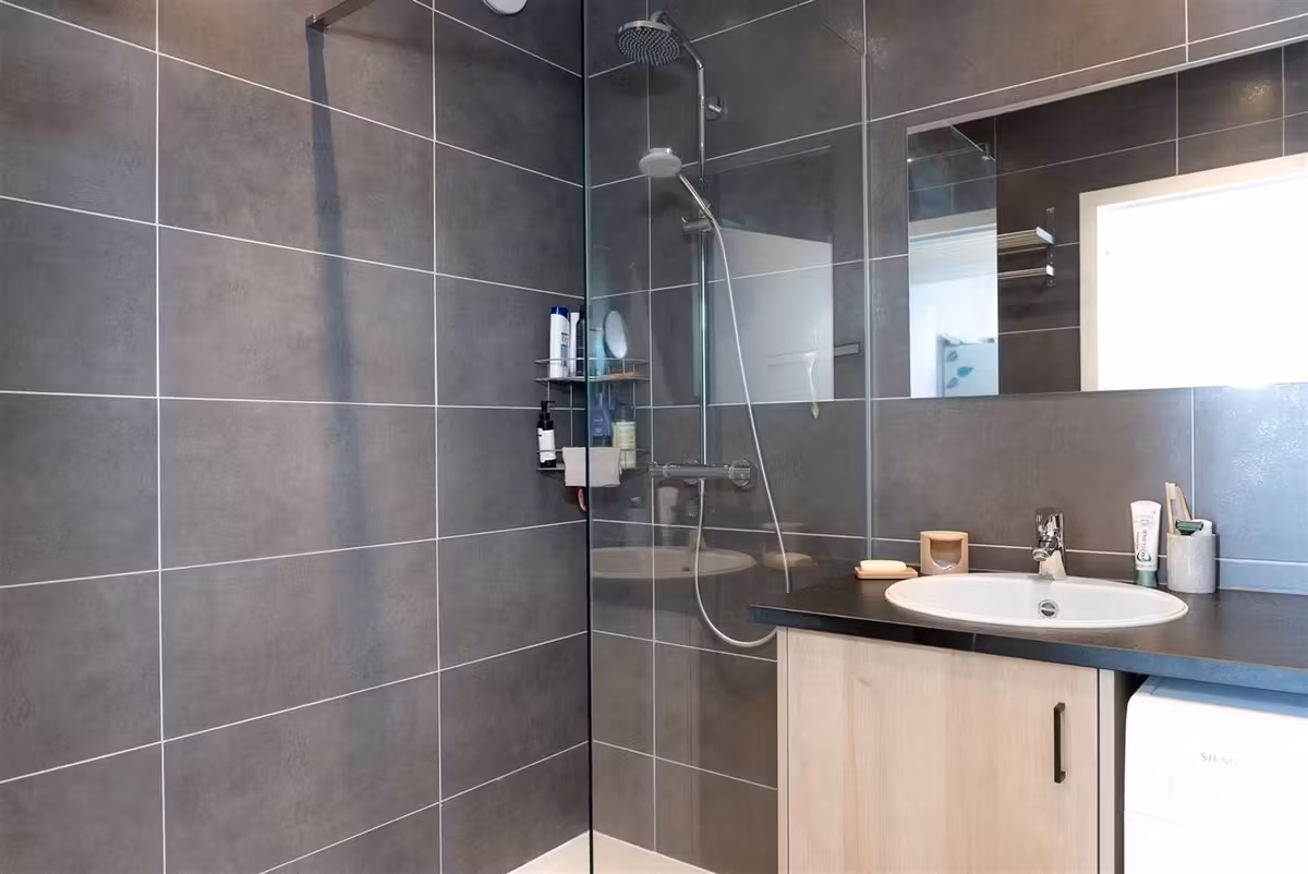 Spacious 2-bedroom apartment with terrace - 6