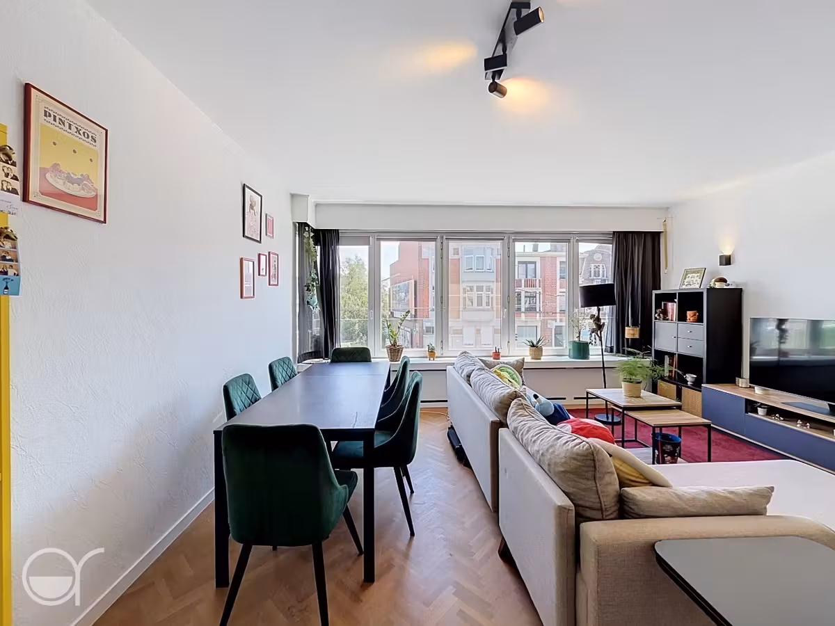 Leuk twee slaapkamer appartement vlakbij station Gent-Sint-Pieters met garagebox