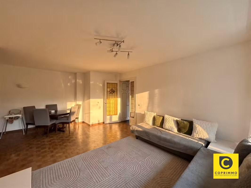 Ruim energiezuinig appartement met terras in Berchem