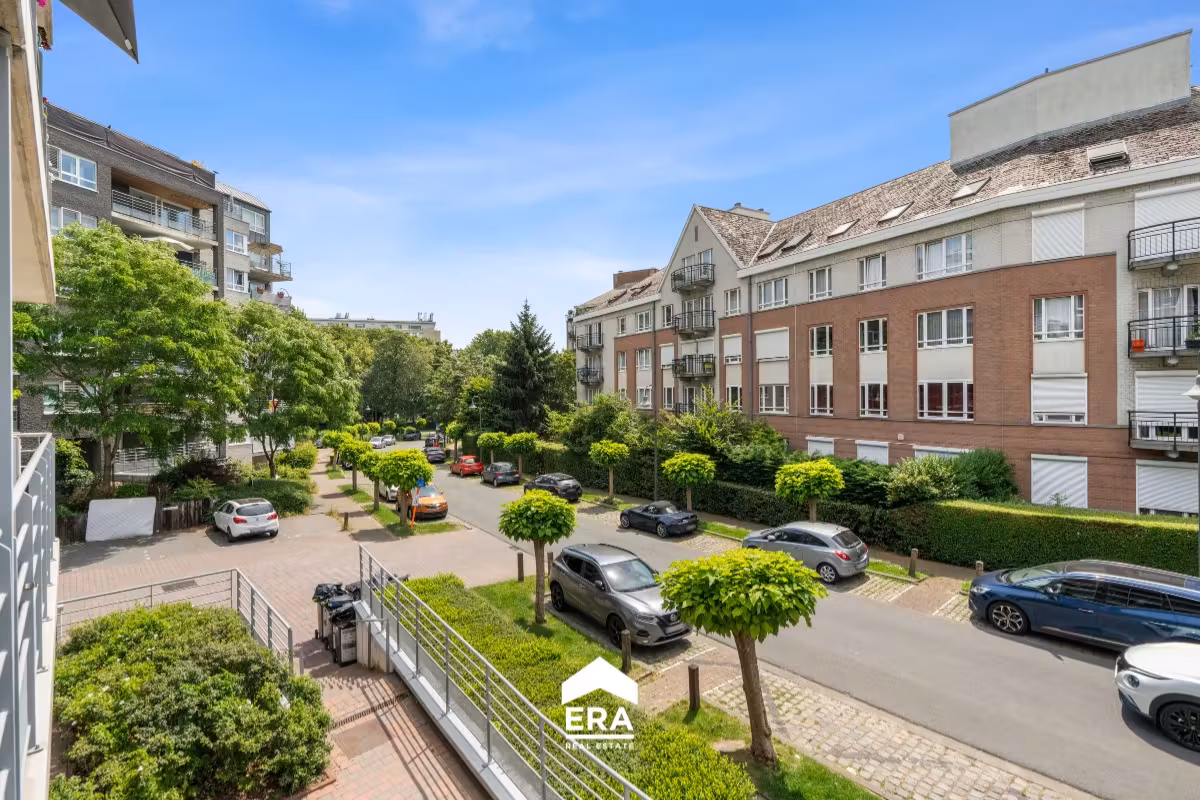 Instapklaar appartement met terras en staanplaats in Jette - 10