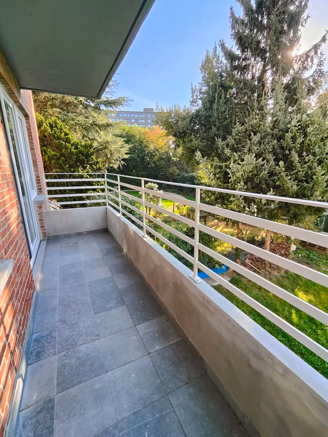 Renovated studio with terrace in Jette - 2