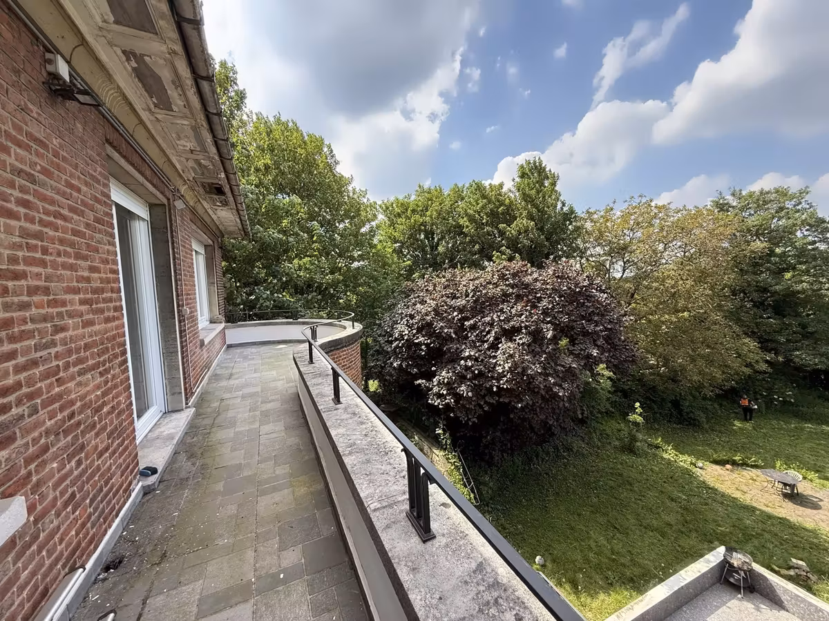 Renovated apartment with terrace in Forest - 2