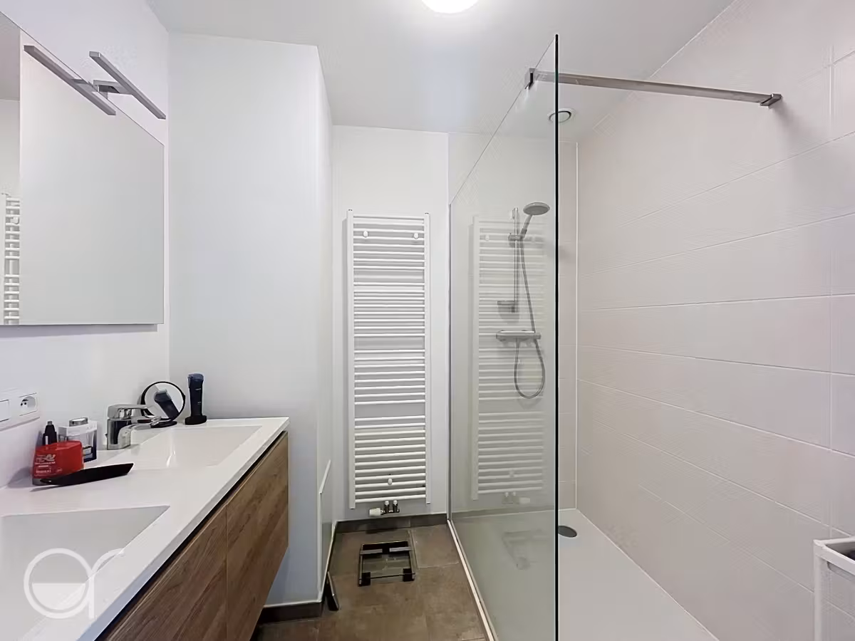 Furnished two-bedroom apartment with water view - 8