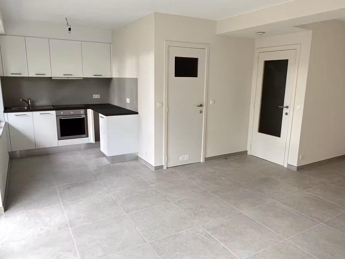 Renovated studio with terrace in Jette - 3