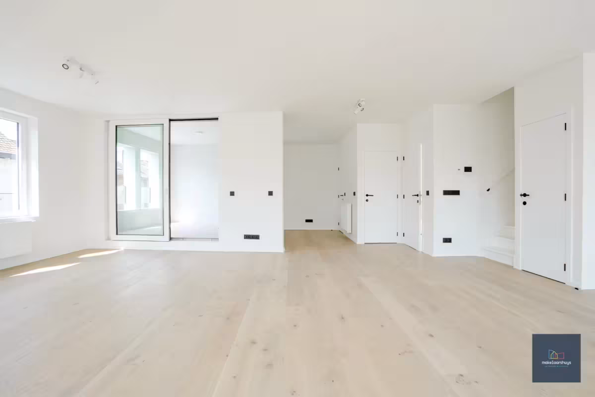 Stijlvol gerenoveerd 3 slaapkamerappartement met terras - 9