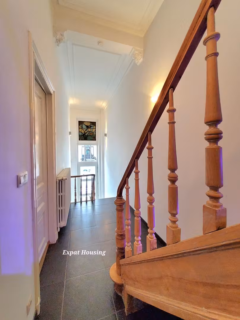 Magnificent character house with south-facing garden and small garage - 9