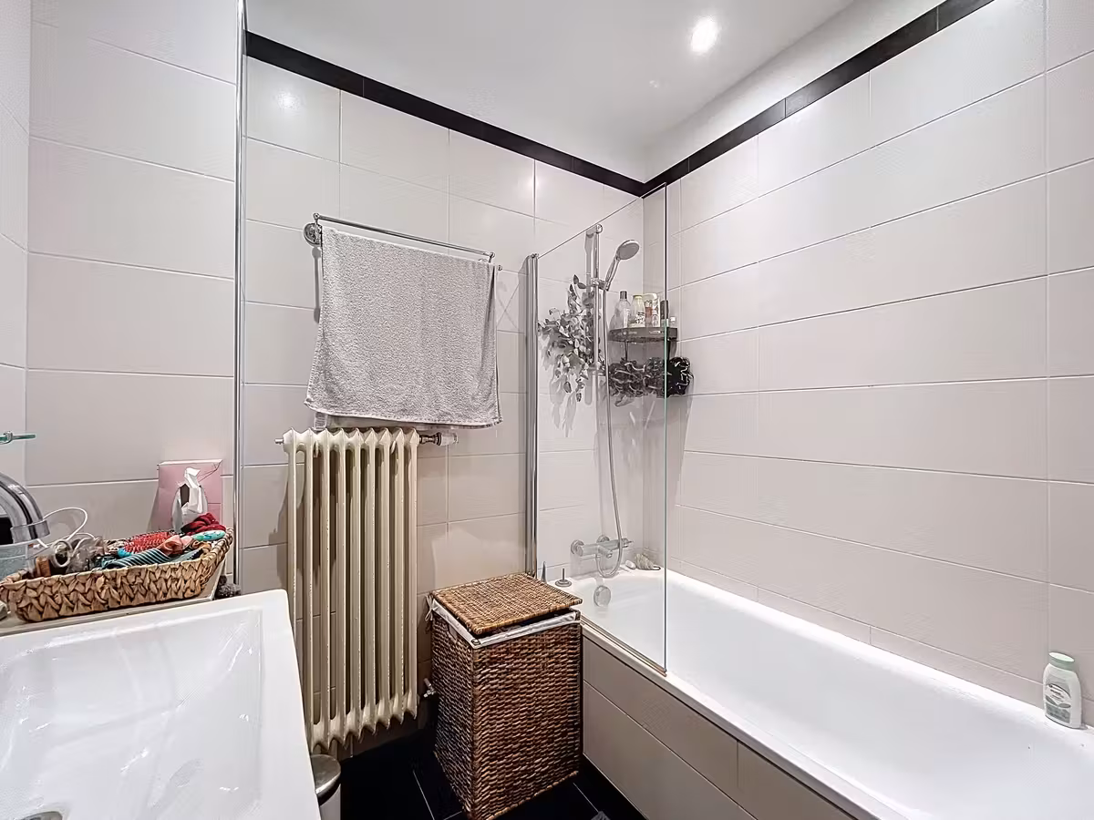 Gerenoveerd mooi 2 slaapkamers appartement + parking - 14