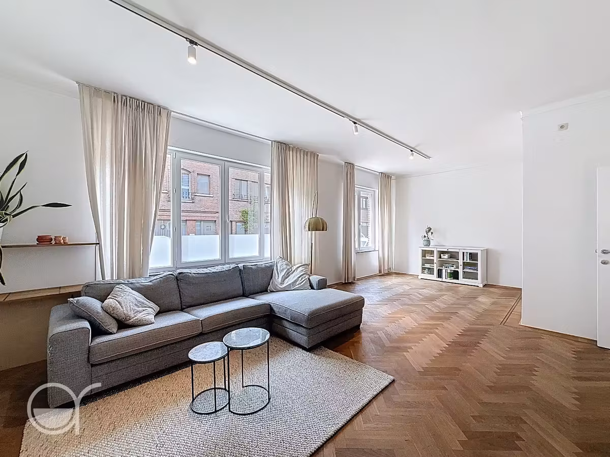 Ruim gelijkvloers 1-slaapkamerappartement met stadstuintje en garagebox - 4