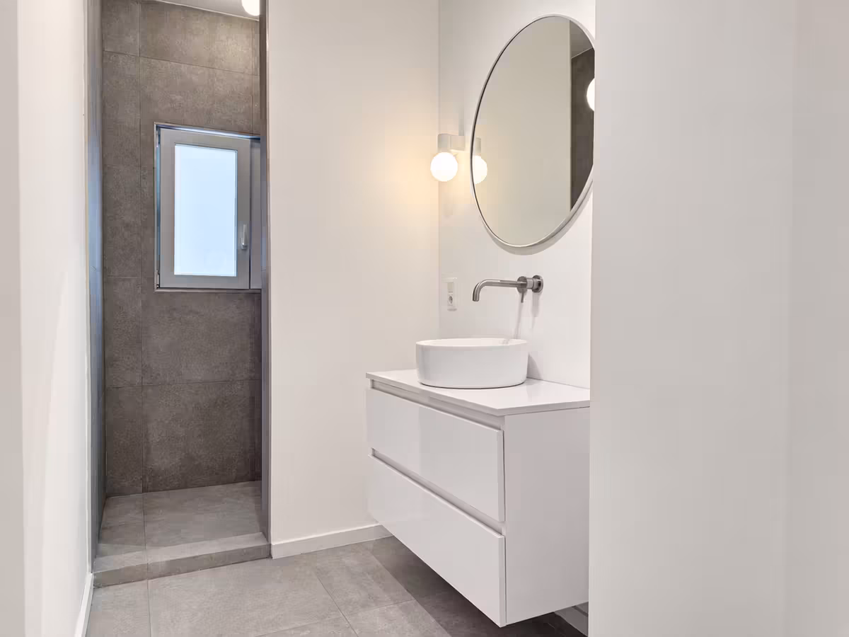 Renovated 2-bedroom apartment with terrace - 4