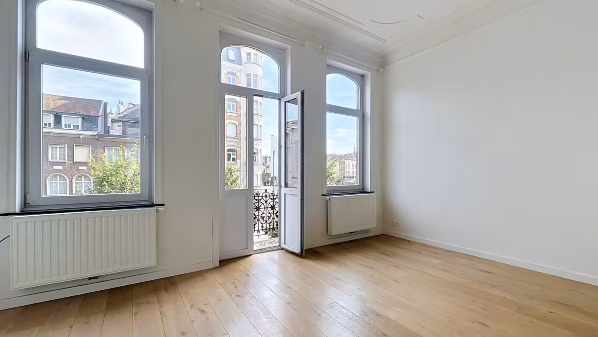 Lichtrijk appartement te huur met balkon in Schaarbeek - 2