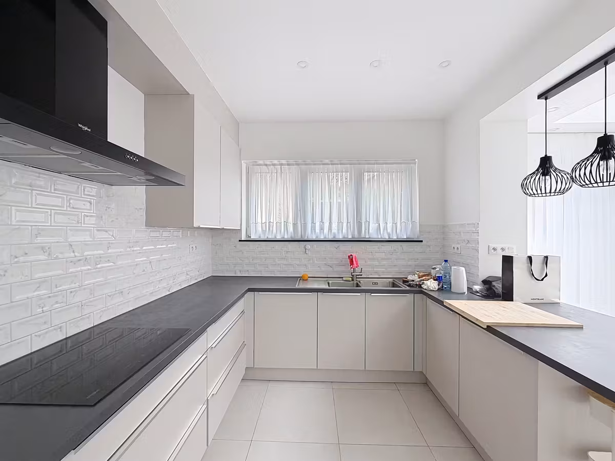 4-bedroom house with terrace and garden - 9