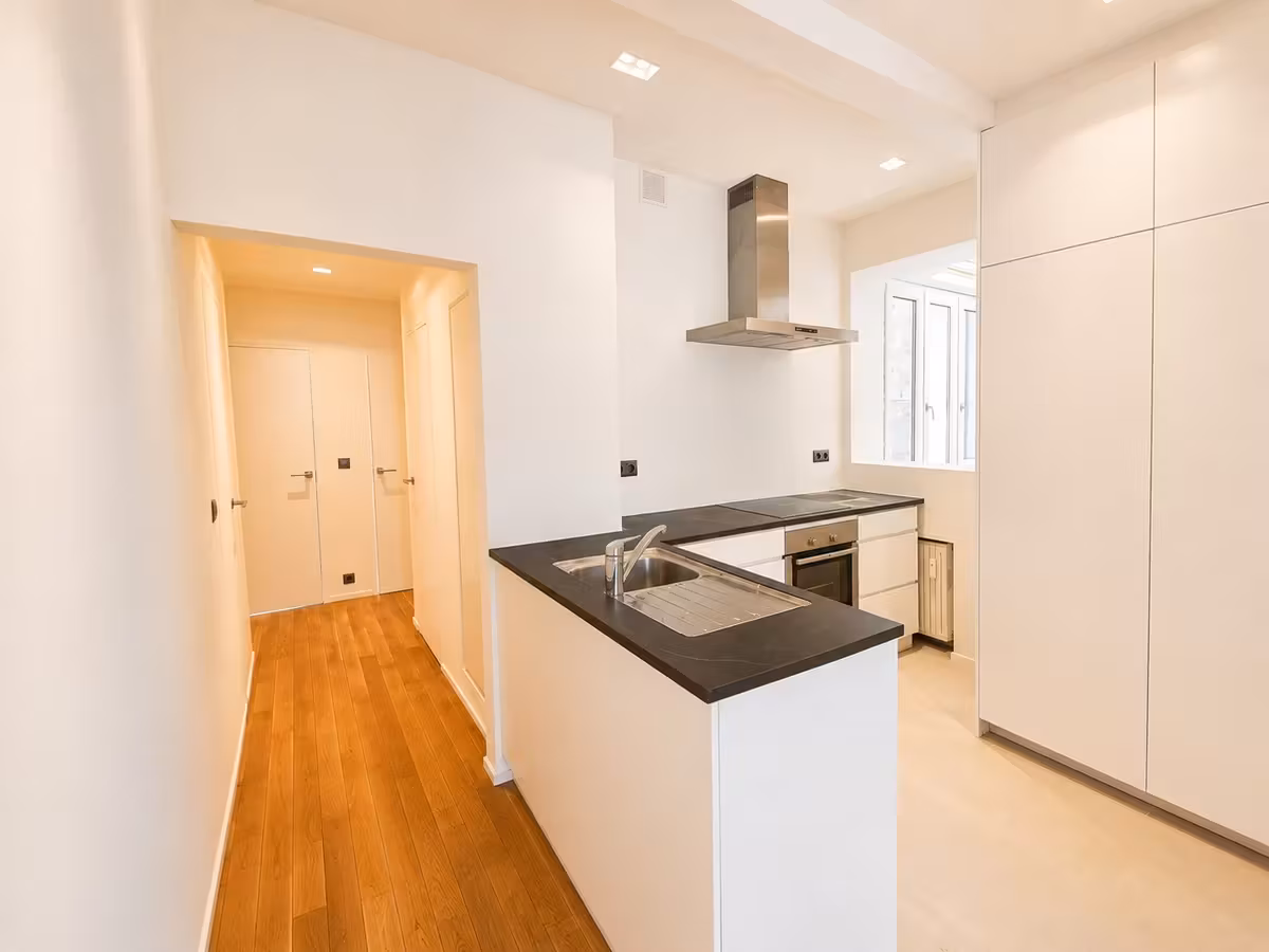 Spacious 2-bedroom flat with study area on Avenue de la... - 3