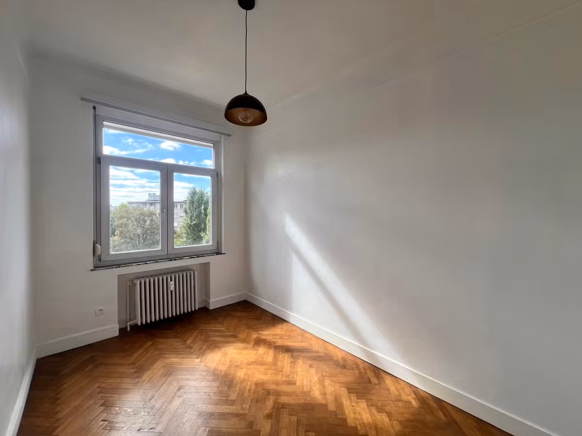 Lichtrijk appartement met twee slaapkamers in Sint-Gillis - 4
