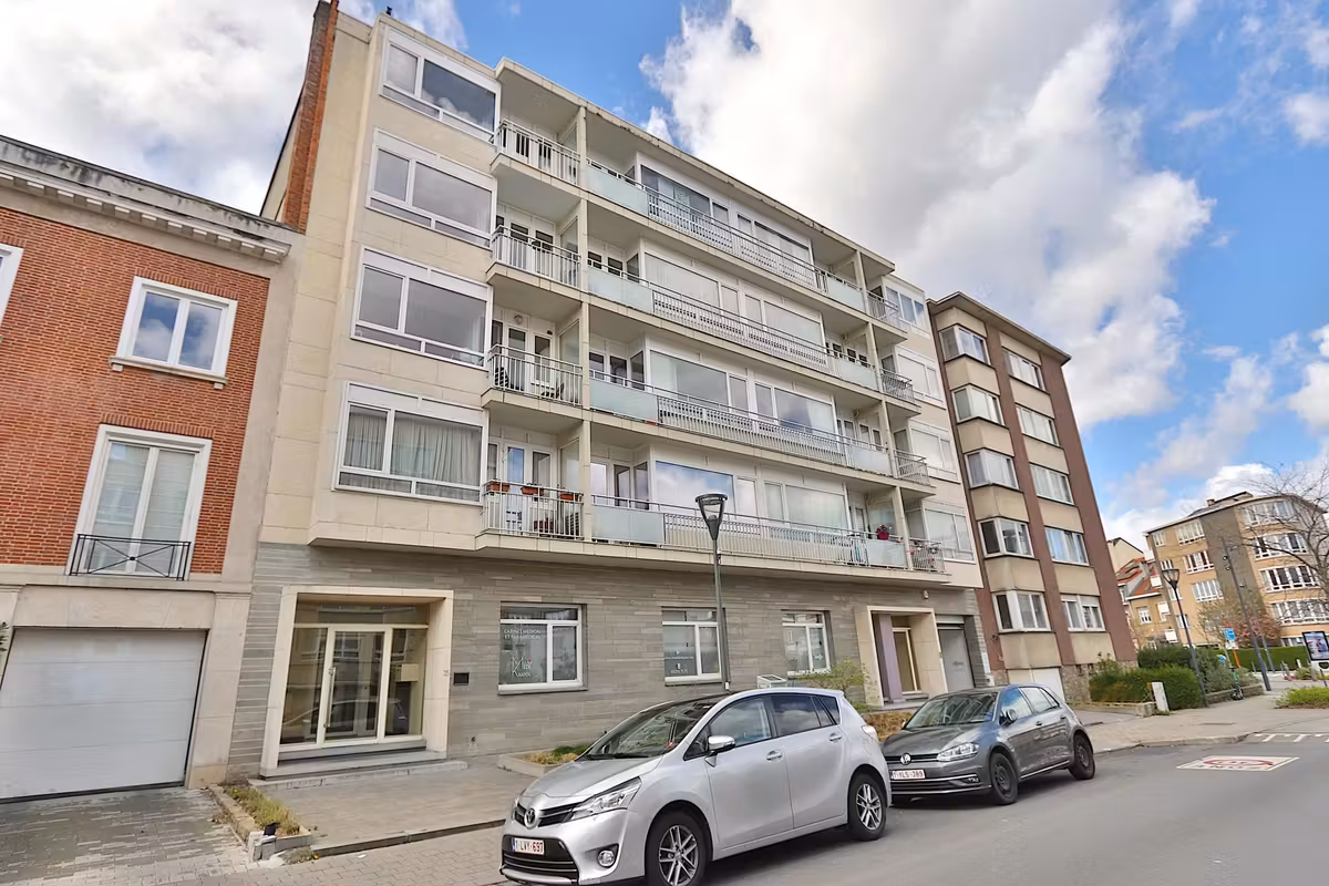 Gemeubileerd appartement met één slaapkamer en kantoor