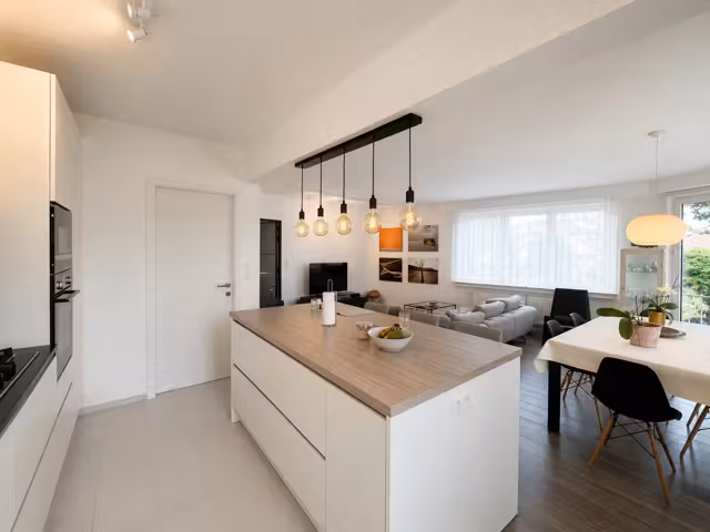 100 sqm apartment with balconies in Forest - 2