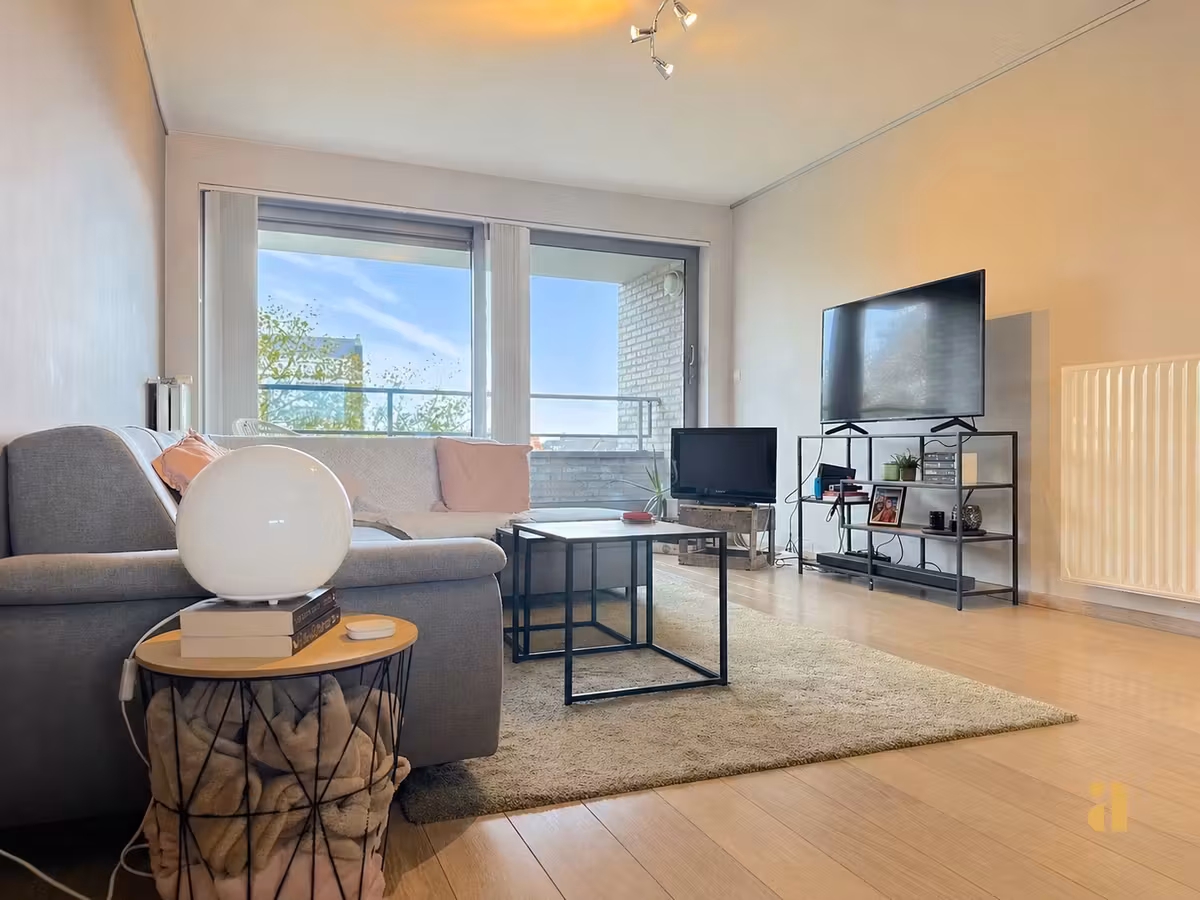 Zon, ruimte & torens: dit lichtrijke appartement heeft het allemaal! - 9