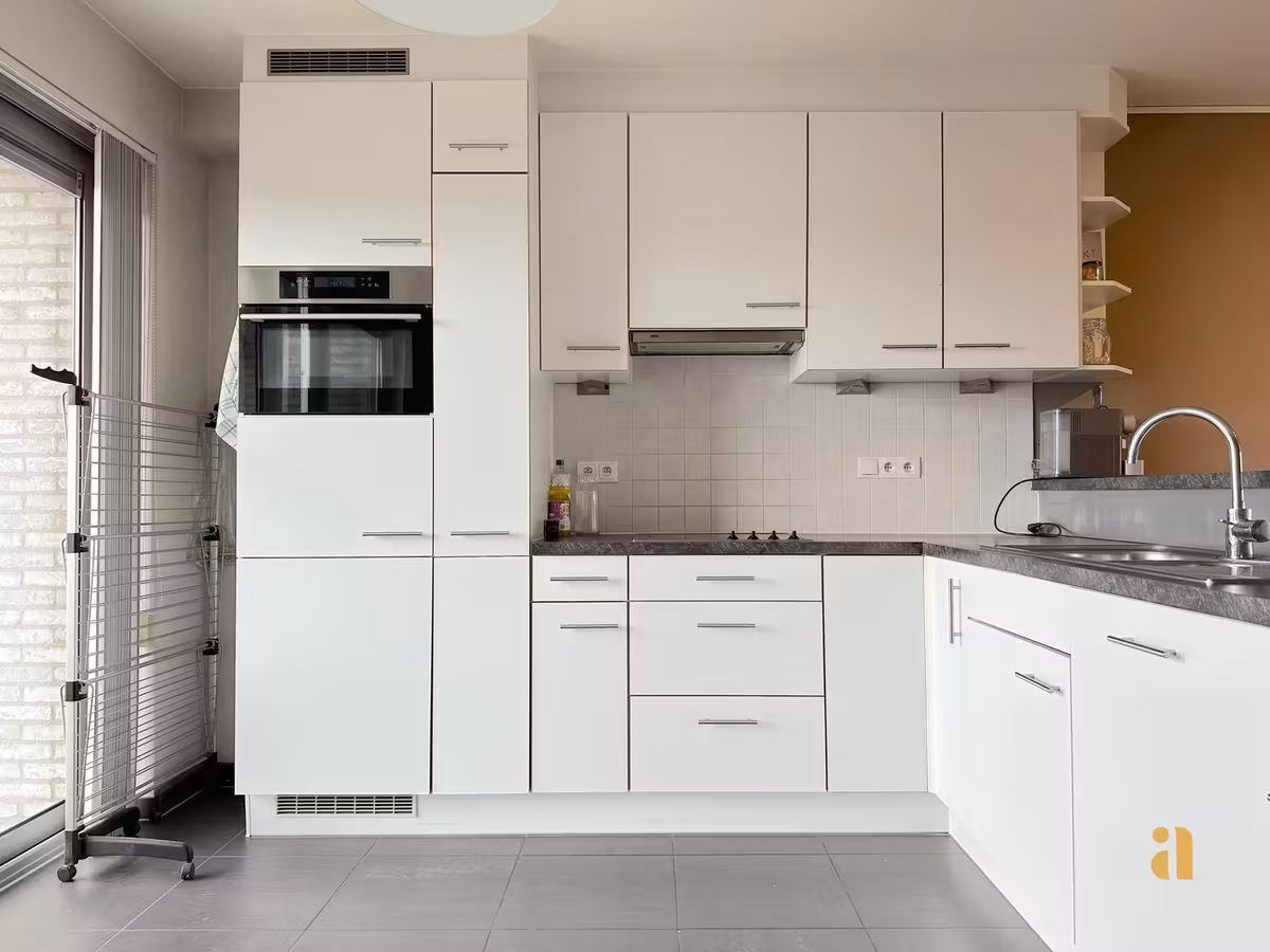 Zon, ruimte & torens: dit lichtrijke appartement heeft het allemaal! - 4