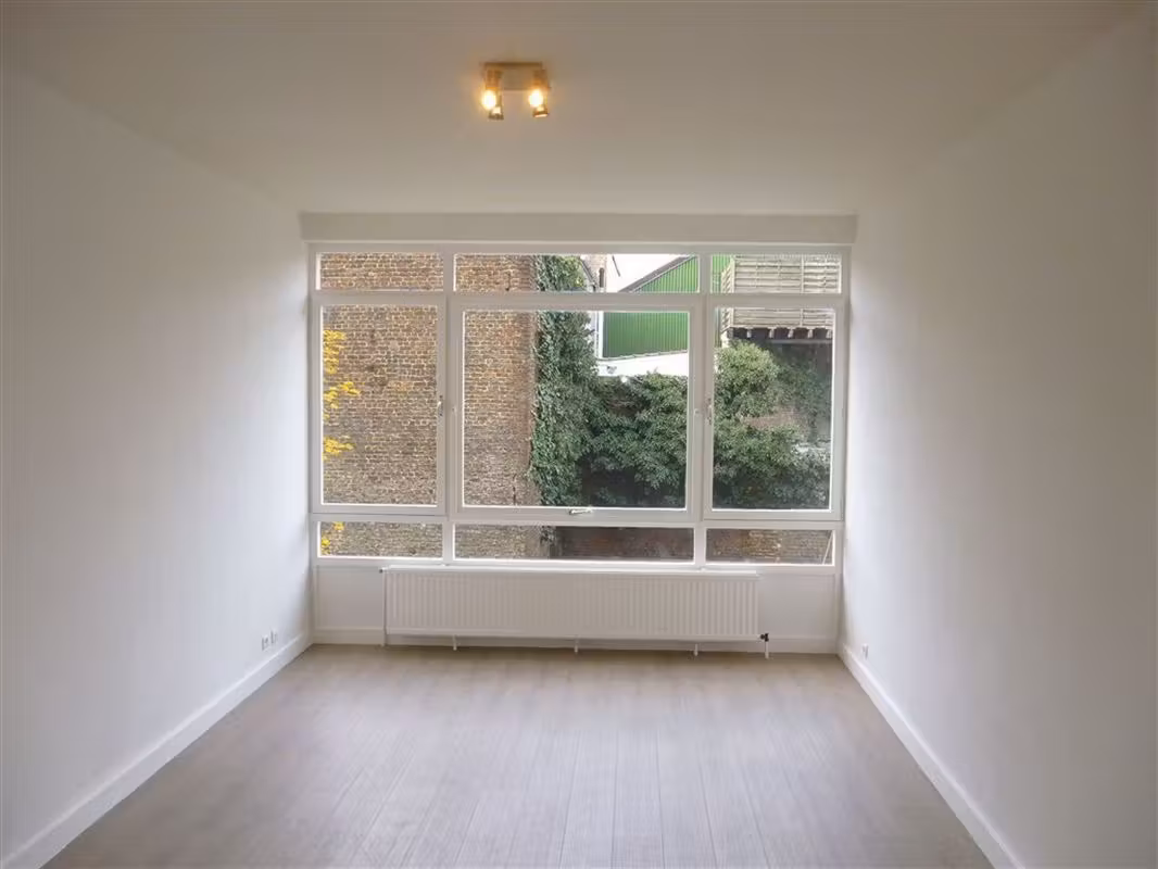 Unfurnished studio in the Louise district