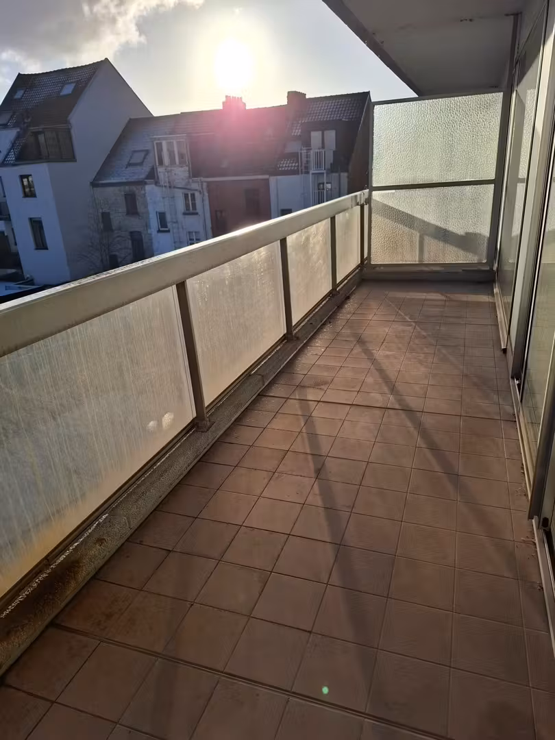 Ruime, instapklare en lichtrijke studio met groot terras aan de Coupure - 6