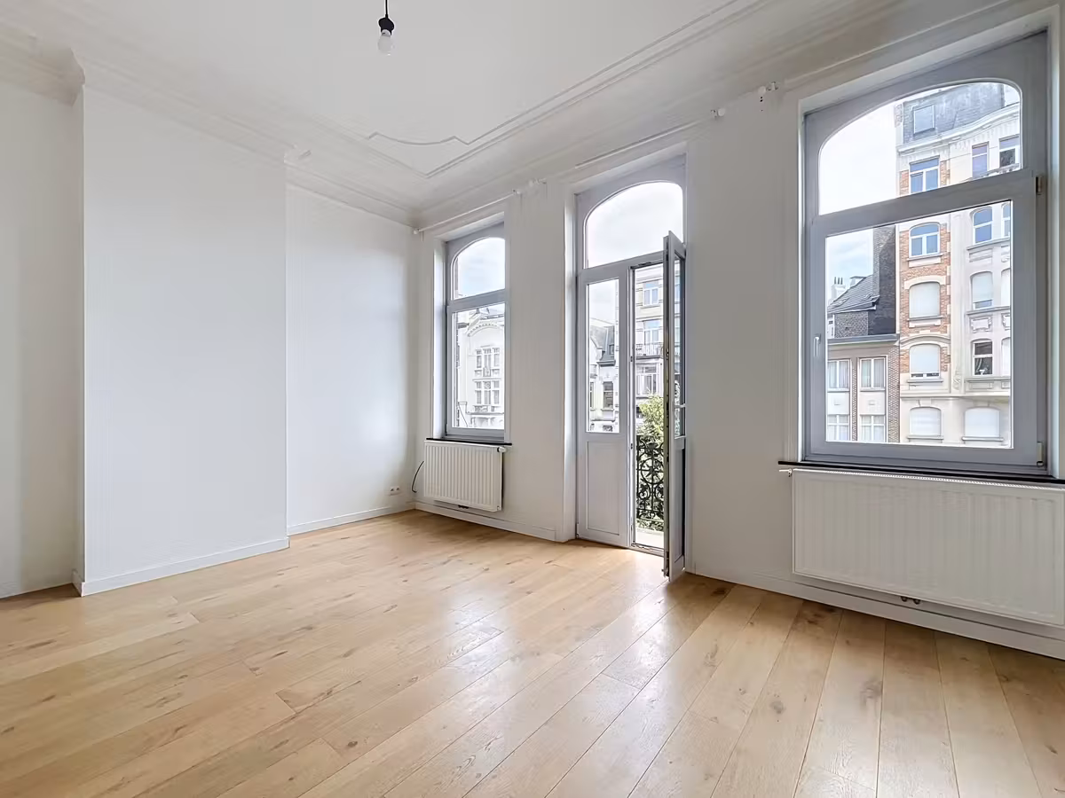 Bright apartment for rent with balcony in Schaerbeek