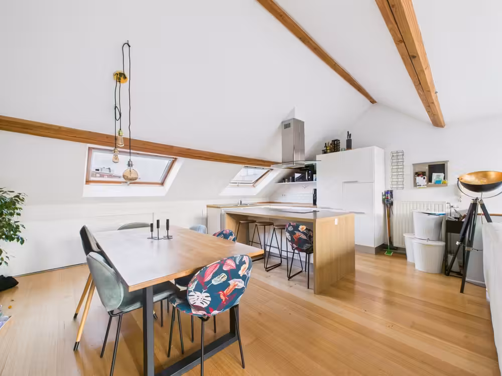 Licht gemeubileerd duplexappartement met 2 slaapkamers en balkon - 2