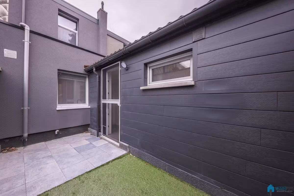 Renovated family house with courtyard - 13