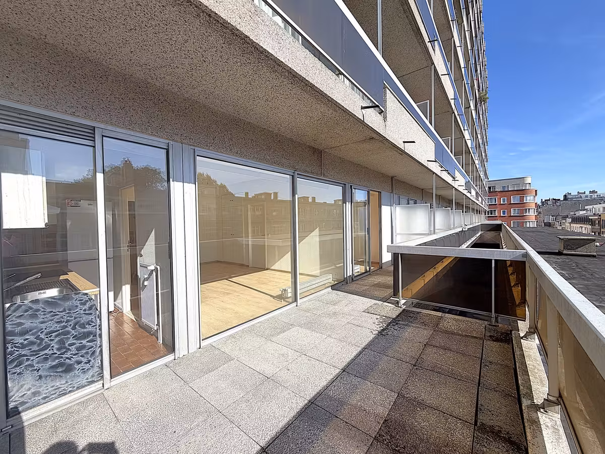 Gerenoveerd appartement met grote terras in Uccle - 2