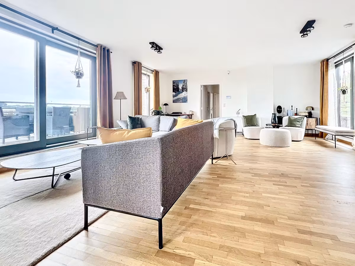 Stunning penthouse with large terrace in Auderghem