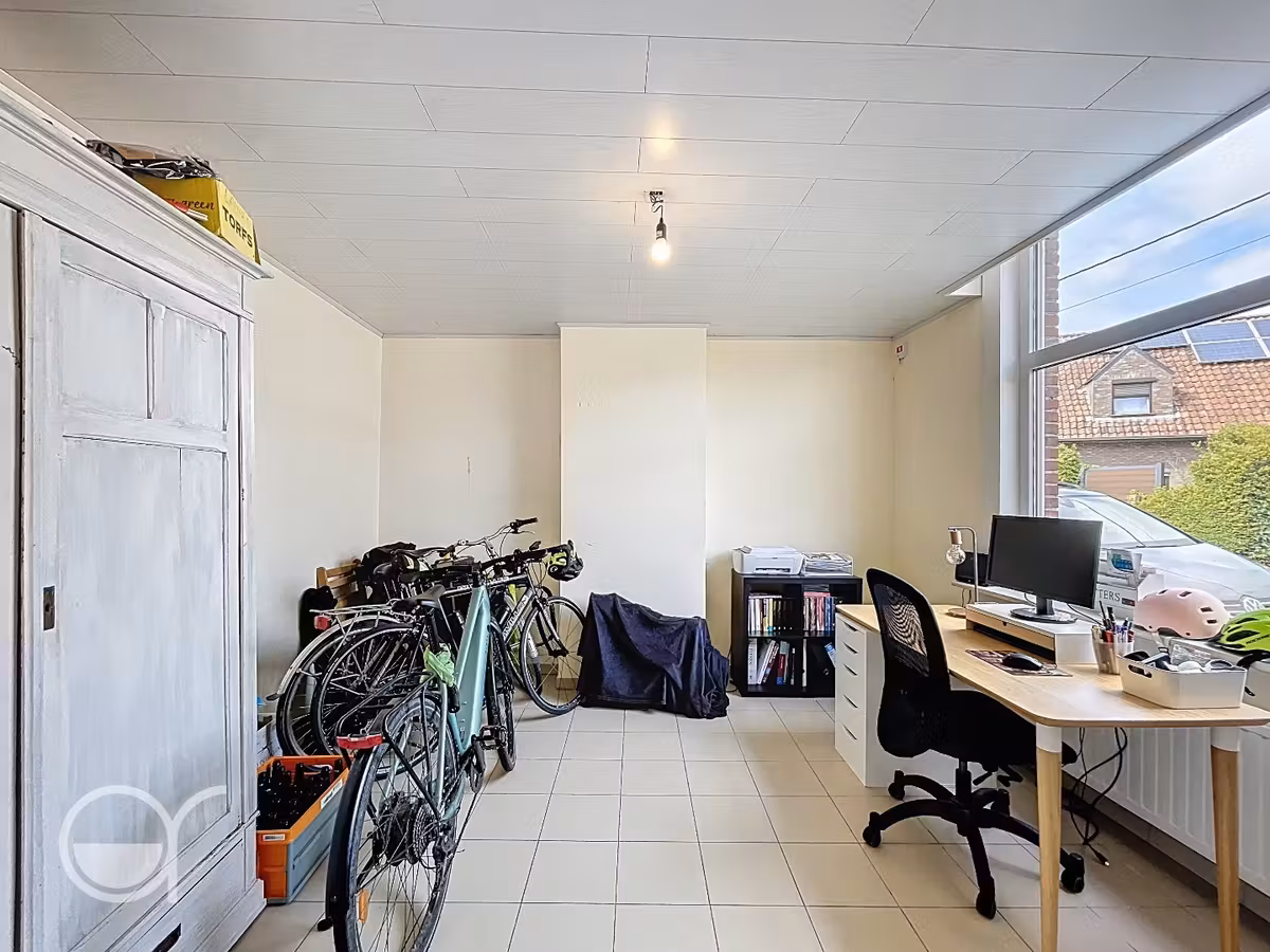 Rijwoning met 2 slaapkamers, bureauruimte en zonnig stadstuintje in centrum Drongen - 8