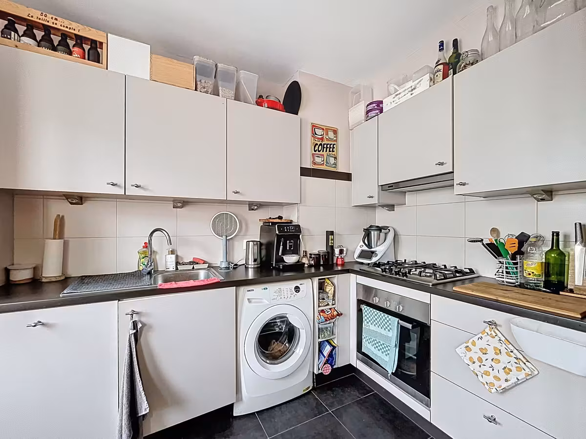 Gerenoveerd mooi 2 slaapkamers appartement + parking - 10