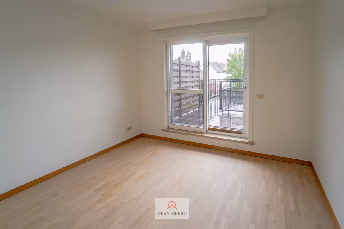 Appartement rénové 2 chambres avec grand terrasse - 4