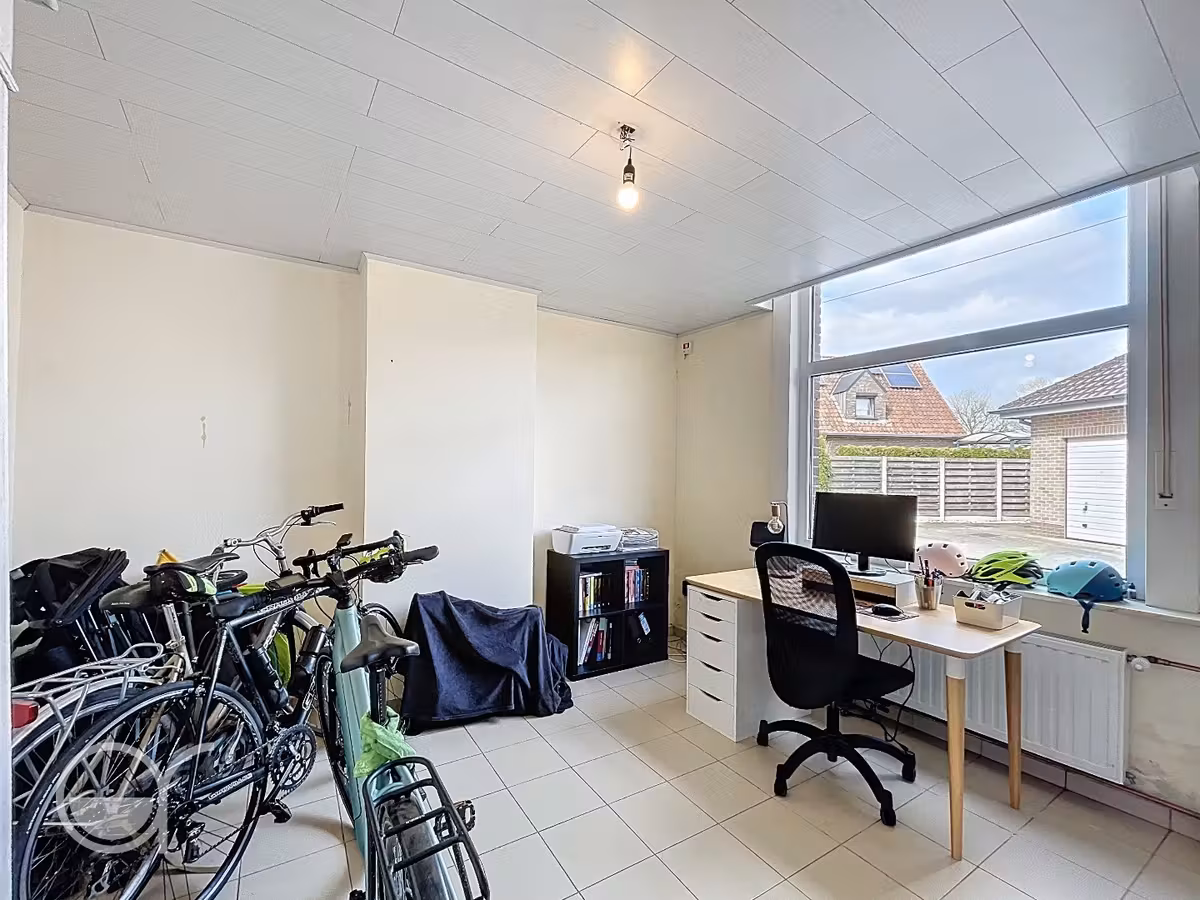 Rijwoning met 2 slaapkamers, bureauruimte en zonnig stadstuintje in centrum Drongen - 9
