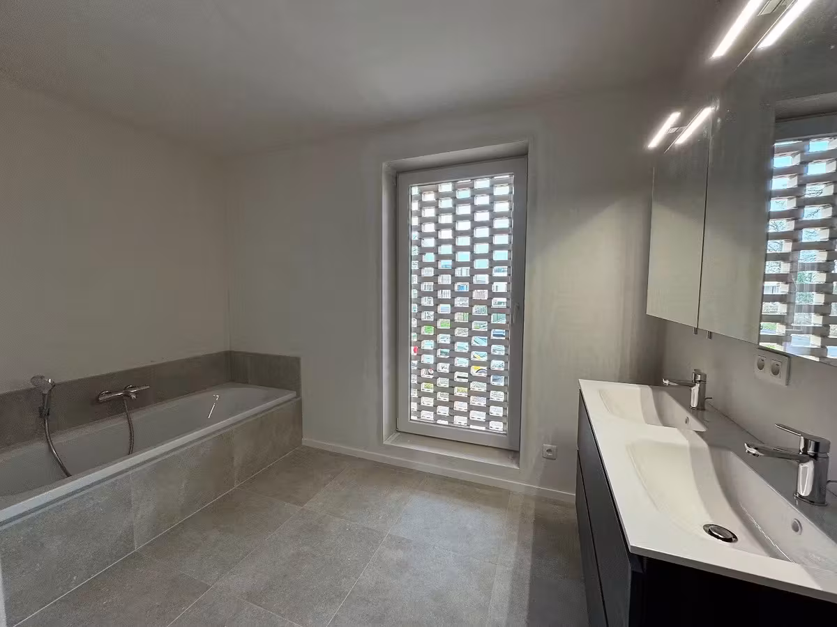 Moderne en energiezuinige halfopen woning met tuin op topligging in Mariakerke - 10