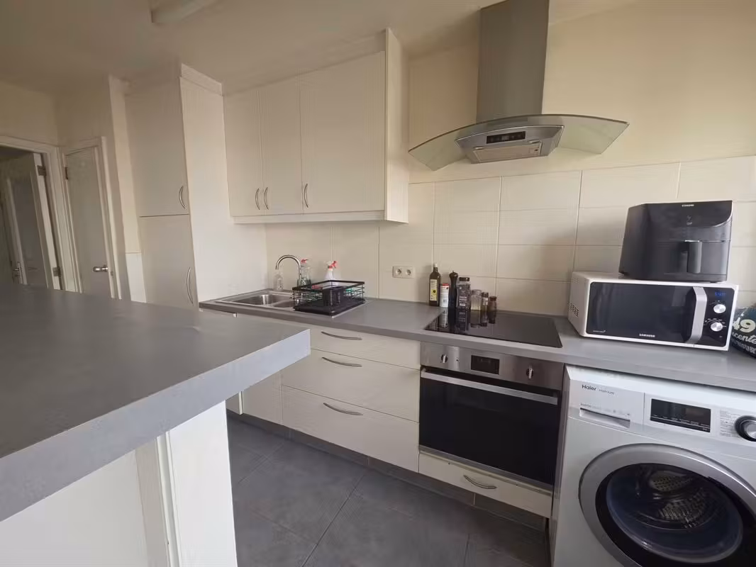 Bright 1-bedroom apartment with terrace in Hoboken - 4