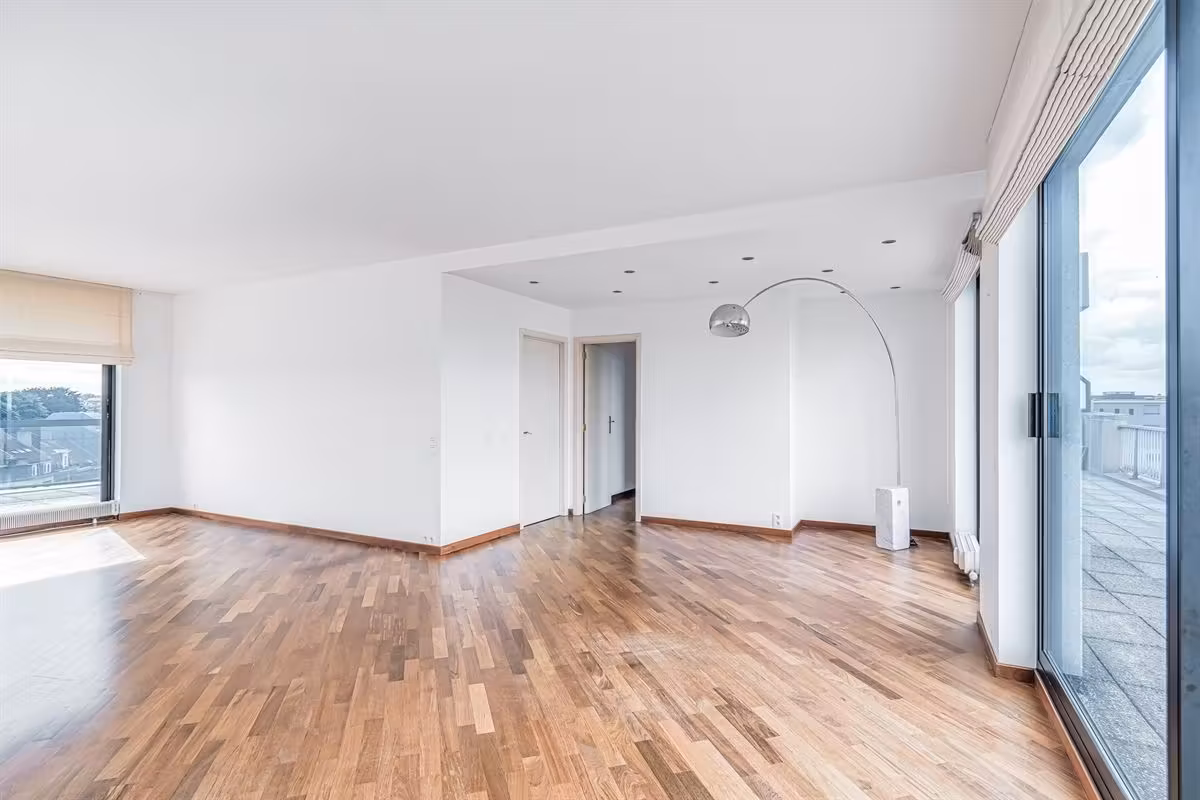 Penthouse with double parking in Châtelain - 9