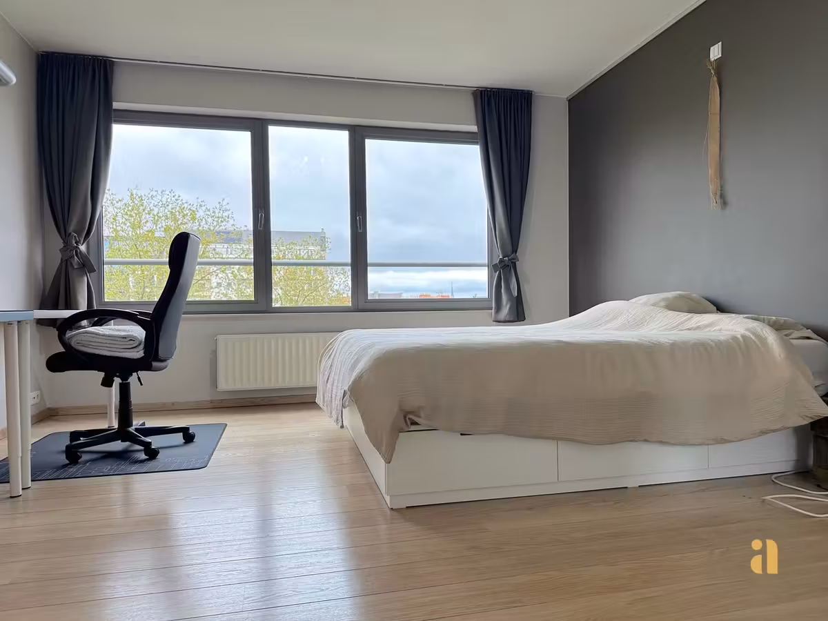 Zon, ruimte & torens: dit lichtrijke appartement heeft het allemaal! - 13