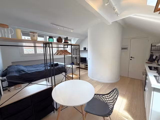 Lumineux studio entièrement rénové au Châtelain - 2