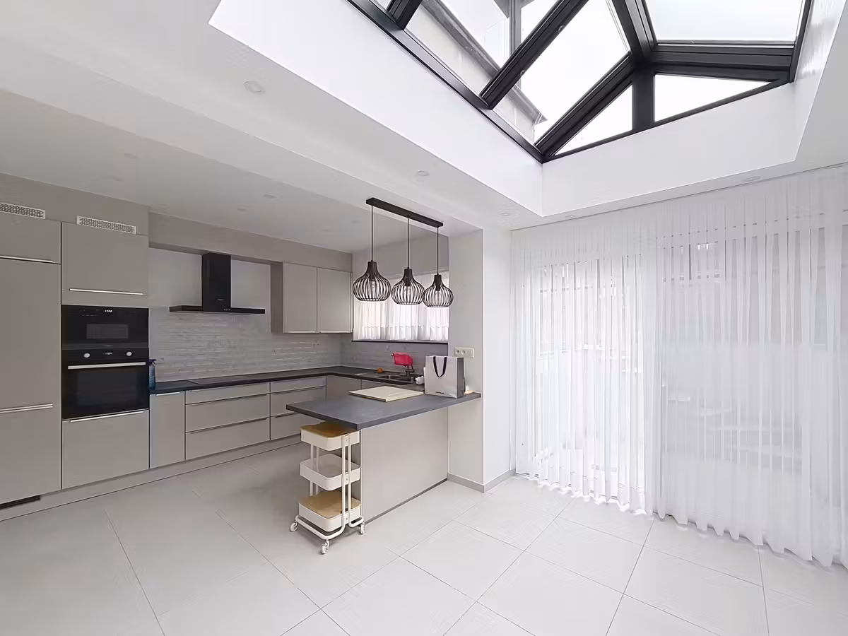 4-bedroom house with terrace and garden - 3