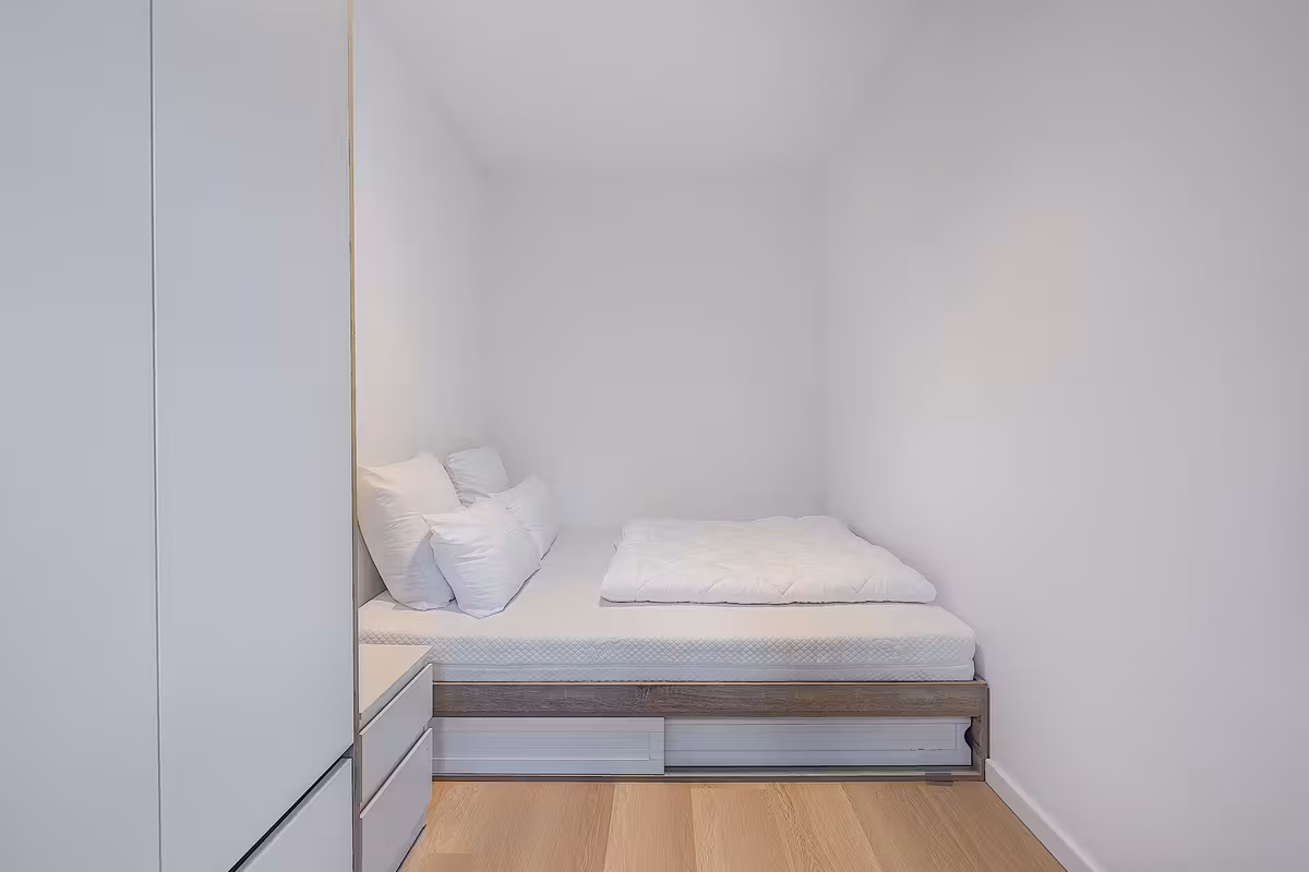 Renovated furnished 1-bedroom apartment with terrace - 10