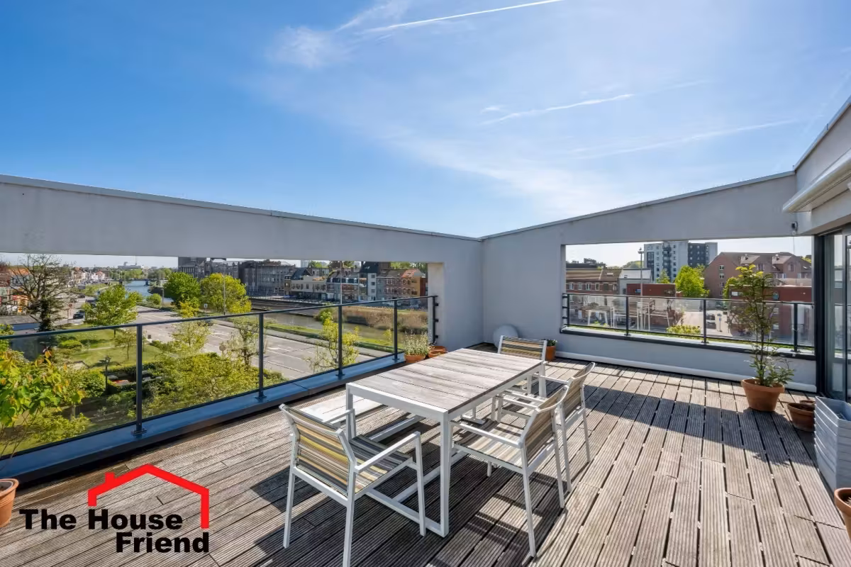 Zeer ruim penthouse met groot terras en garagebox - 2