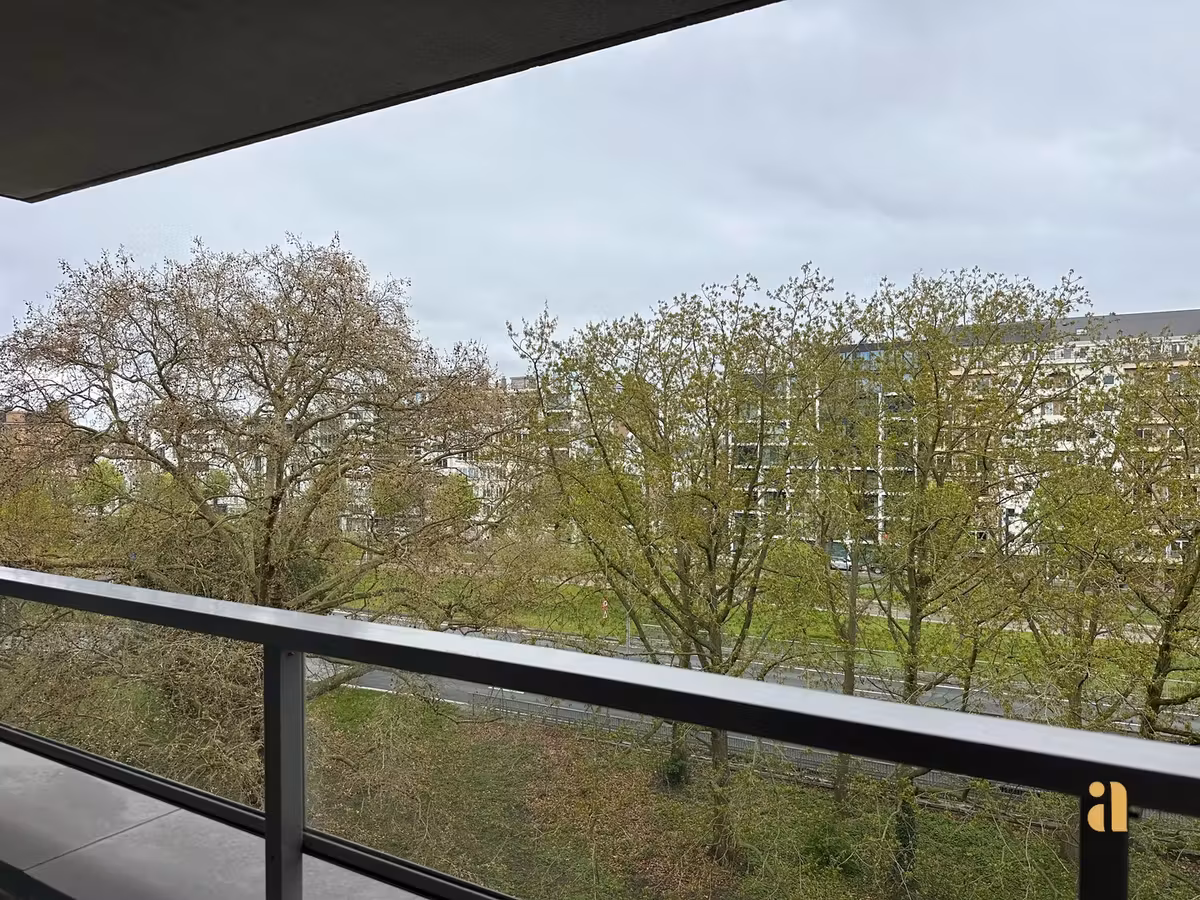 Zon, ruimte & torens: dit lichtrijke appartement heeft het allemaal! - 11