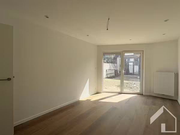 Appartement spacieux de plain-pied avec 1 chambre et atelier