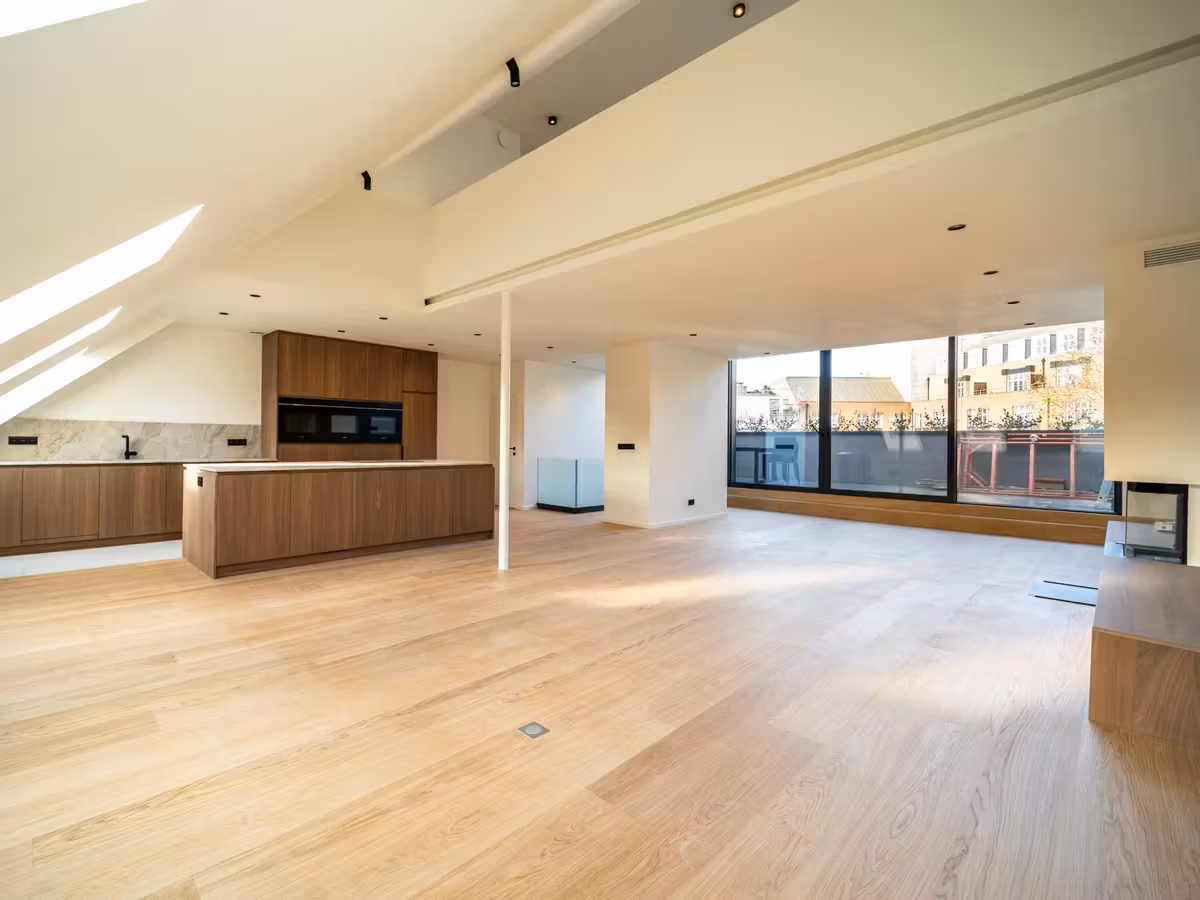 Renovated triplex penthouse near Louise - 1
