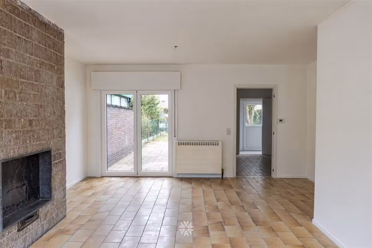 Maison en rangée rénovée avec garage intégré - 1
